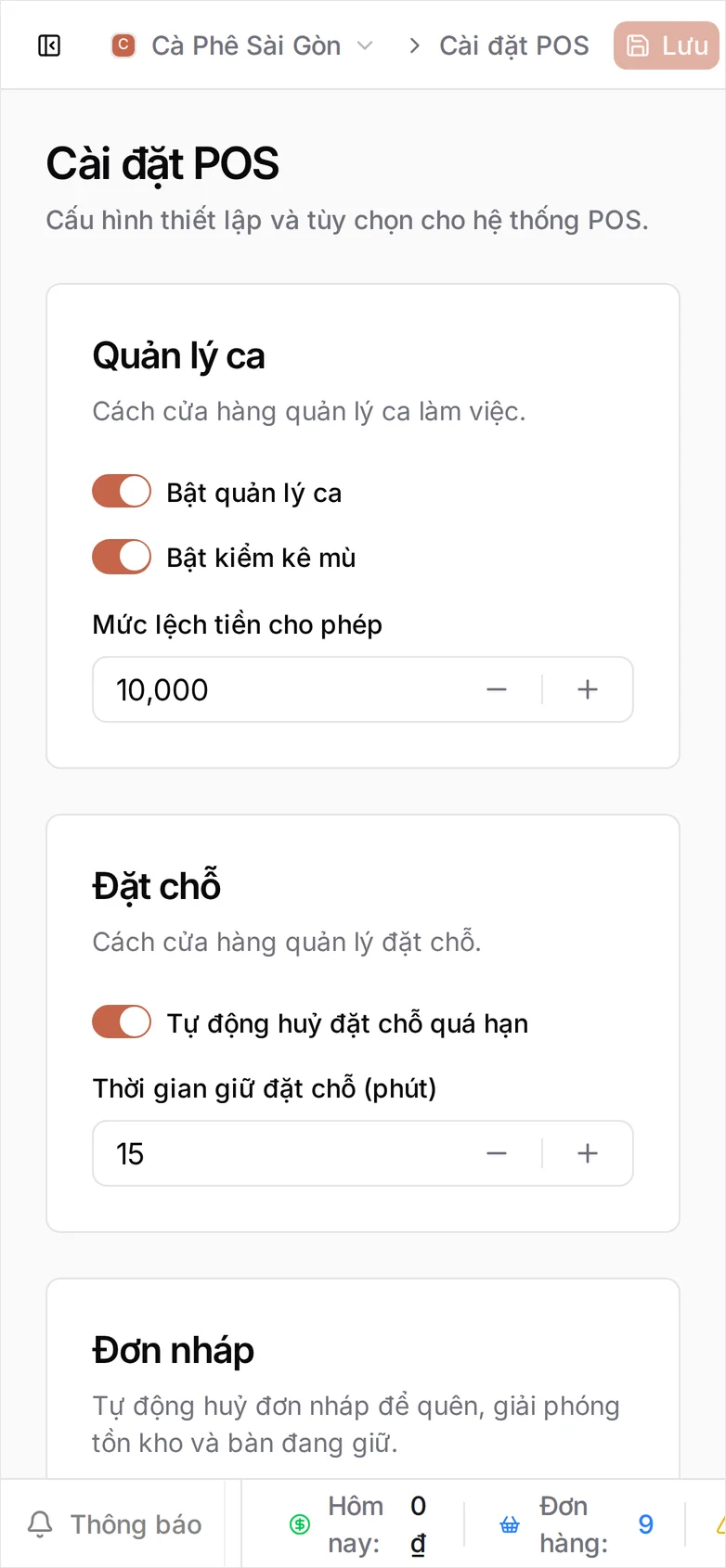 Vẫn trang đó ở khổ điện thoại, nơi thanh bên Cài đặt thu gọn sau một nút: tiêu đề Cài đặt POS, rồi các thẻ Quản lý ca, Đặt chỗ và Đơn nháp xếp chồng với mọi công tắc đều tắt