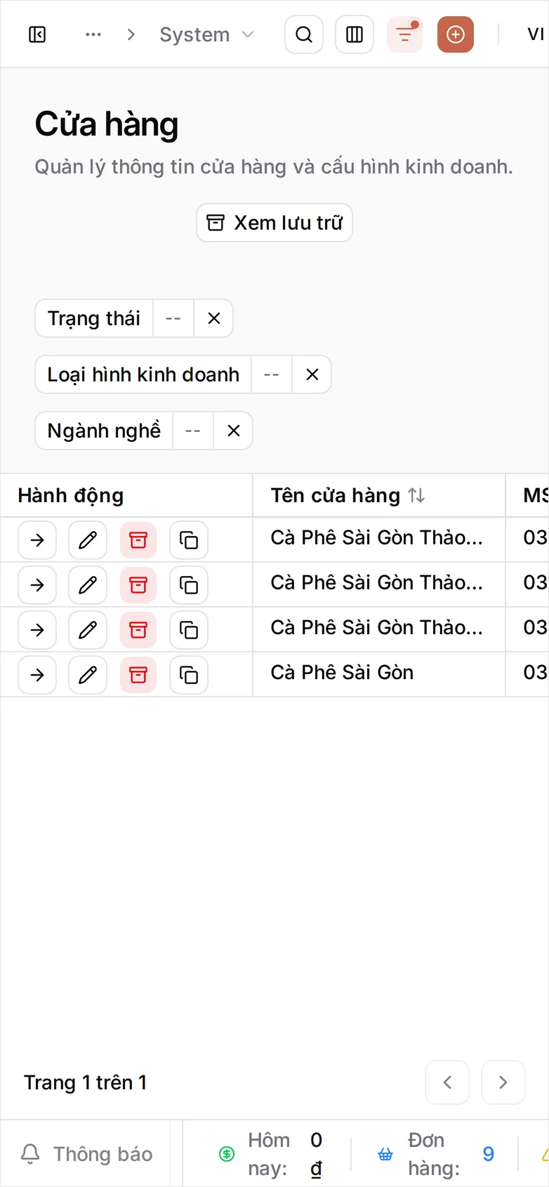 Vẫn danh sách Cửa hàng đó ở khổ điện thoại. Bảng không xếp lại nên chỉ còn cột Thao tác và Tên cửa hàng trên màn hình — một dòng Cà Phê Sài Gòn với ba nút thao tác; MST và các cột sau bị cắt sang phải