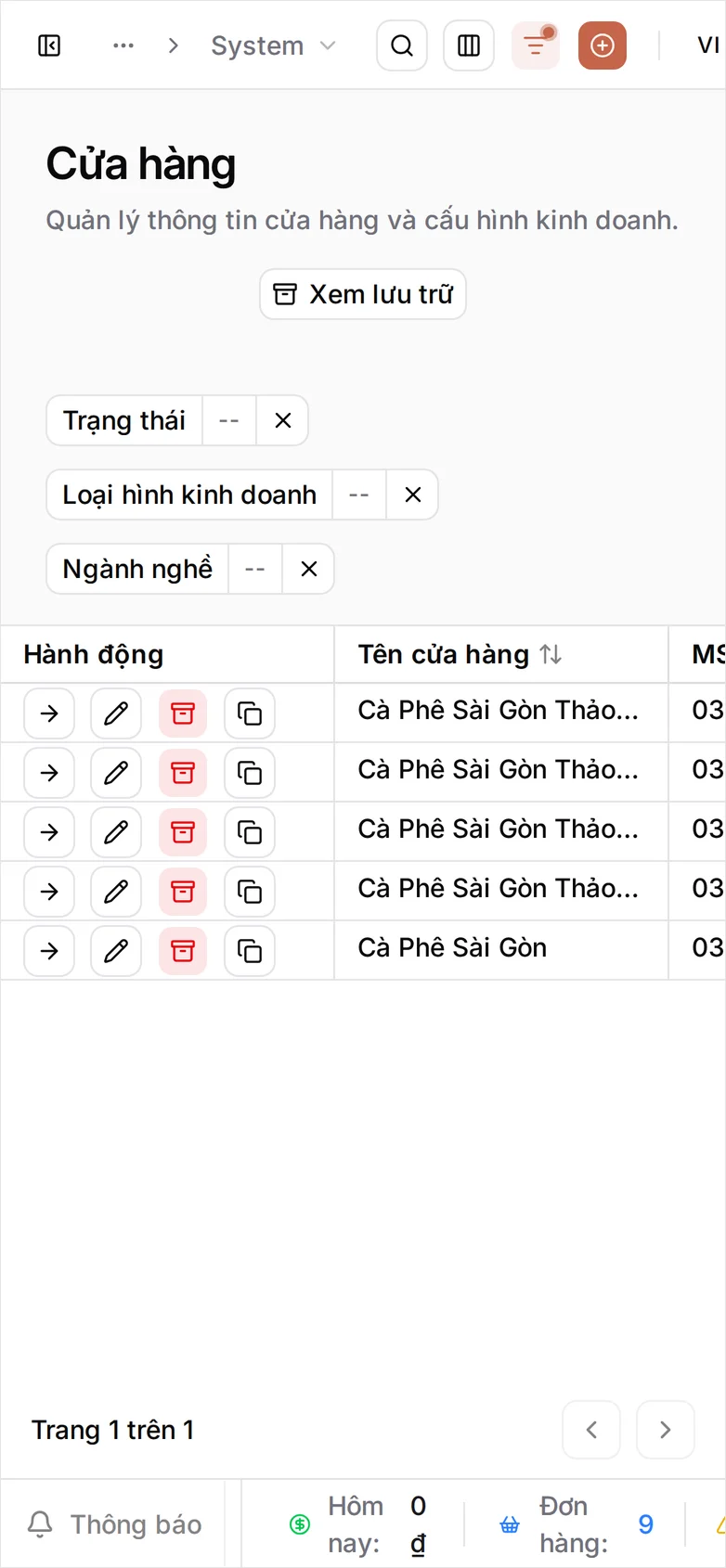 Vẫn danh sách đó ở khổ điện thoại với hai dòng, Cà Phê Sài Gòn Thảo Điền và Cà Phê Sài Gòn, mỗi dòng ba nút thao tác. Bảng không xếp lại nên các cột mã số thuế, trạng thái và vị trí bị cắt sang phải