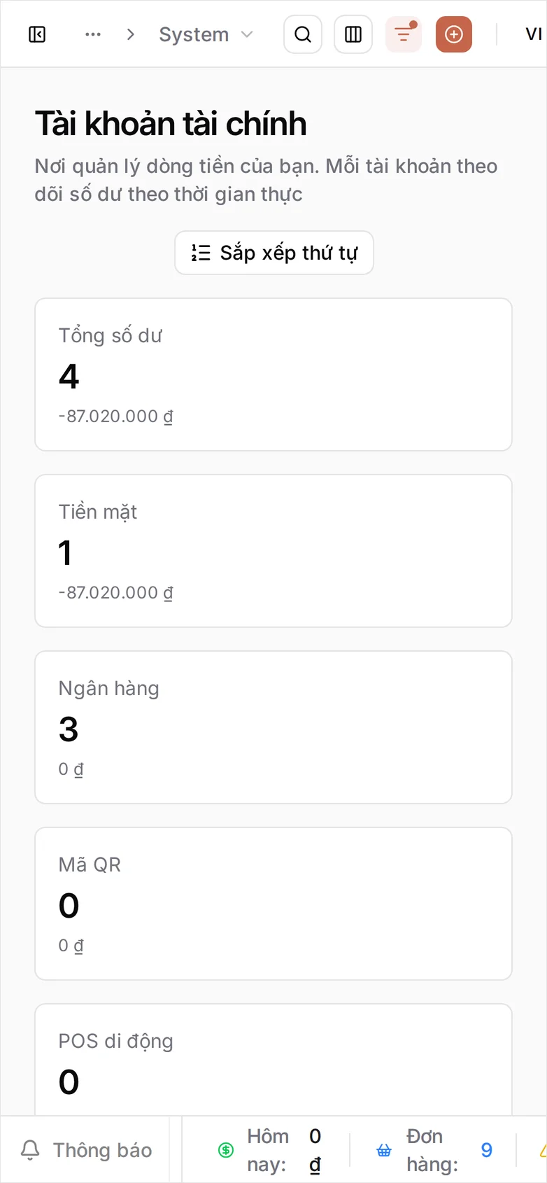 Màn hình Tài khoản tài chính với Ví Tiền mặt Mặc định và các tài khoản Ngân hàng, đều Đang hoạt động